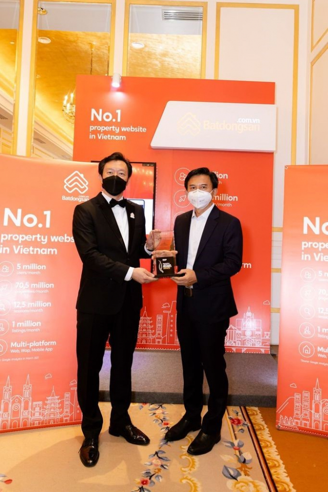 Đại diện Saint-Gobain Việt Nam nhận kỷ niệm chương cho nhà đồng hành từ ông Robert Vũ - Giám đốc điều hành Batdongsan.com.vn – đơn vị hợp tác với PropertyGuru